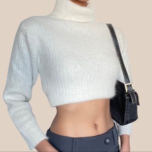 🤍 White fuzzy turtleneck 🤍